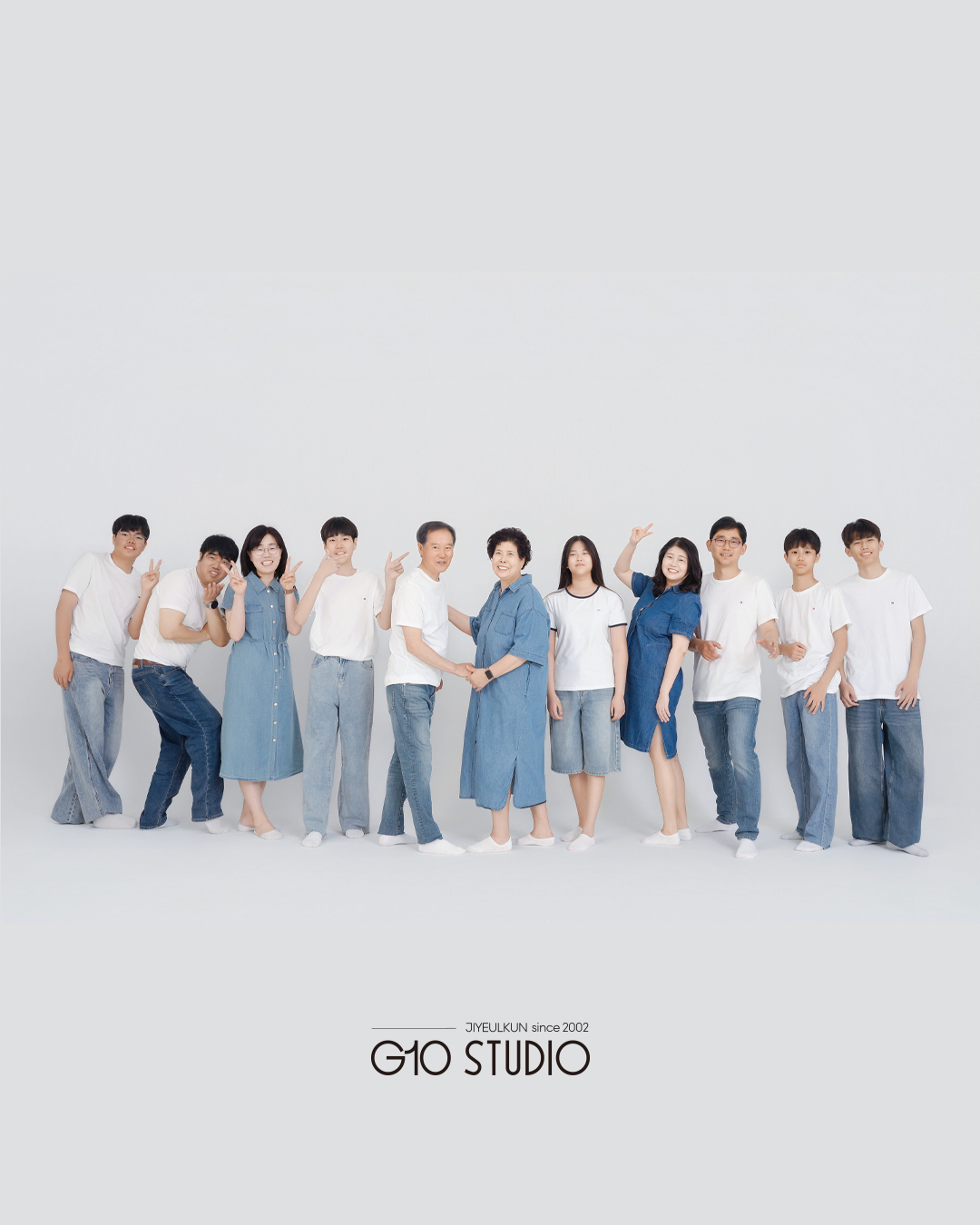 밝은 스튜디오에서 촬영한 단체 가족사진